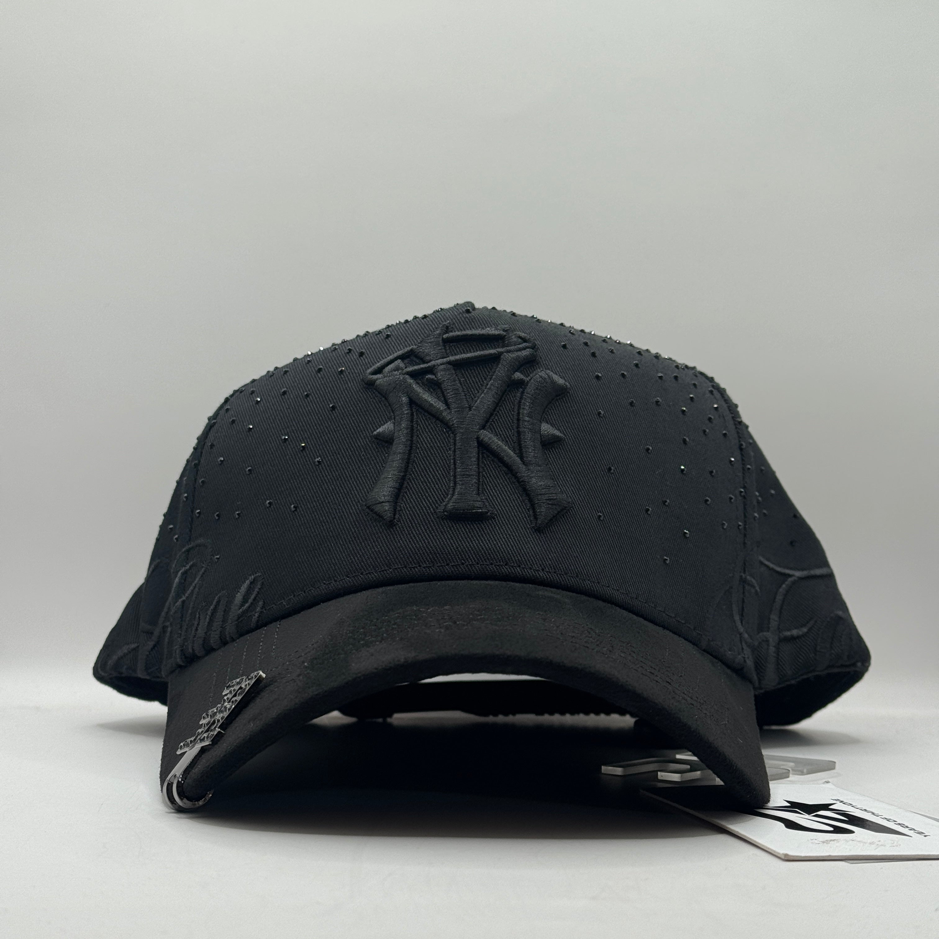 31 HATS "FOREVER BLACK"