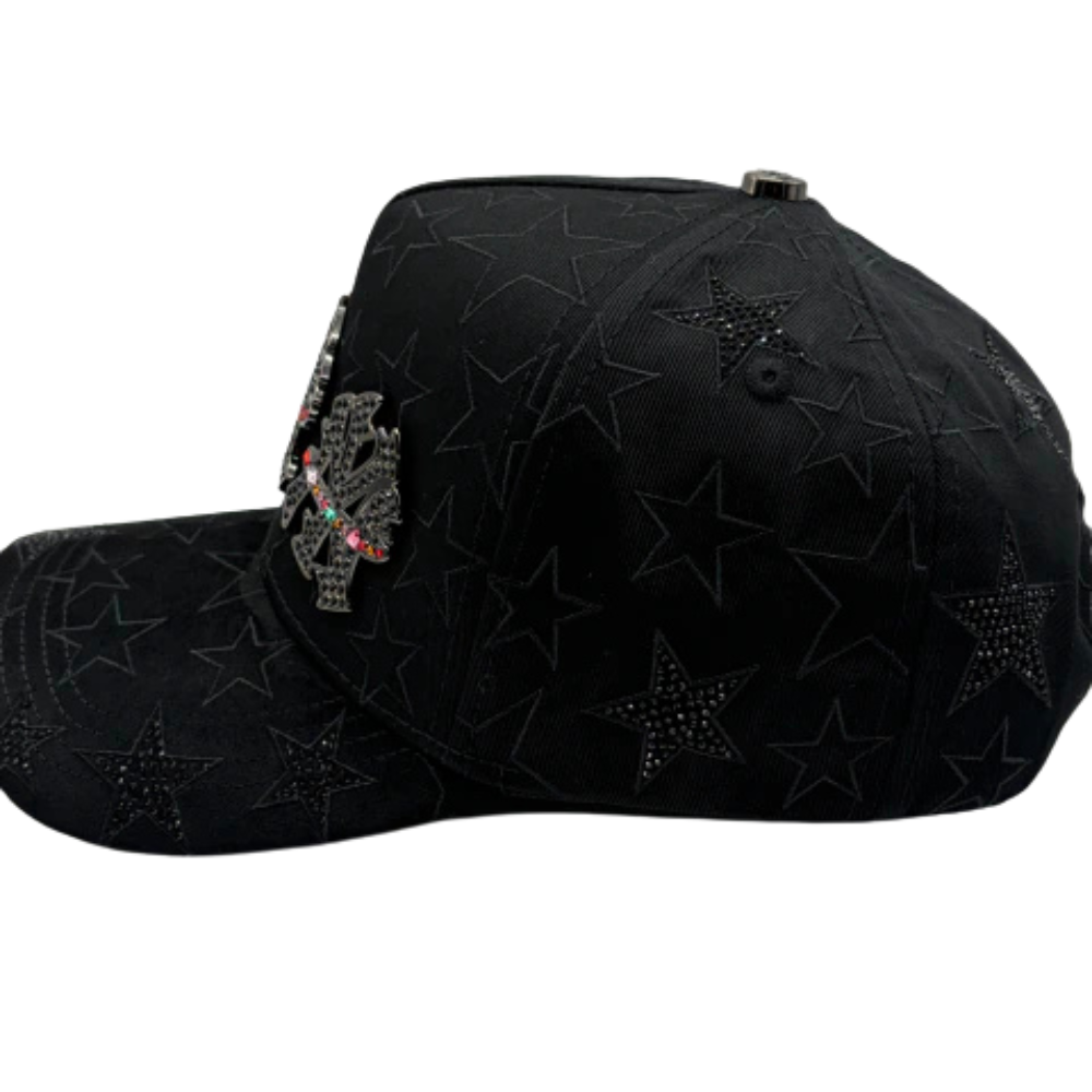 Gorra Rico Hats New York Drop 2026 — Snapback negra con pedrería y letra gótica