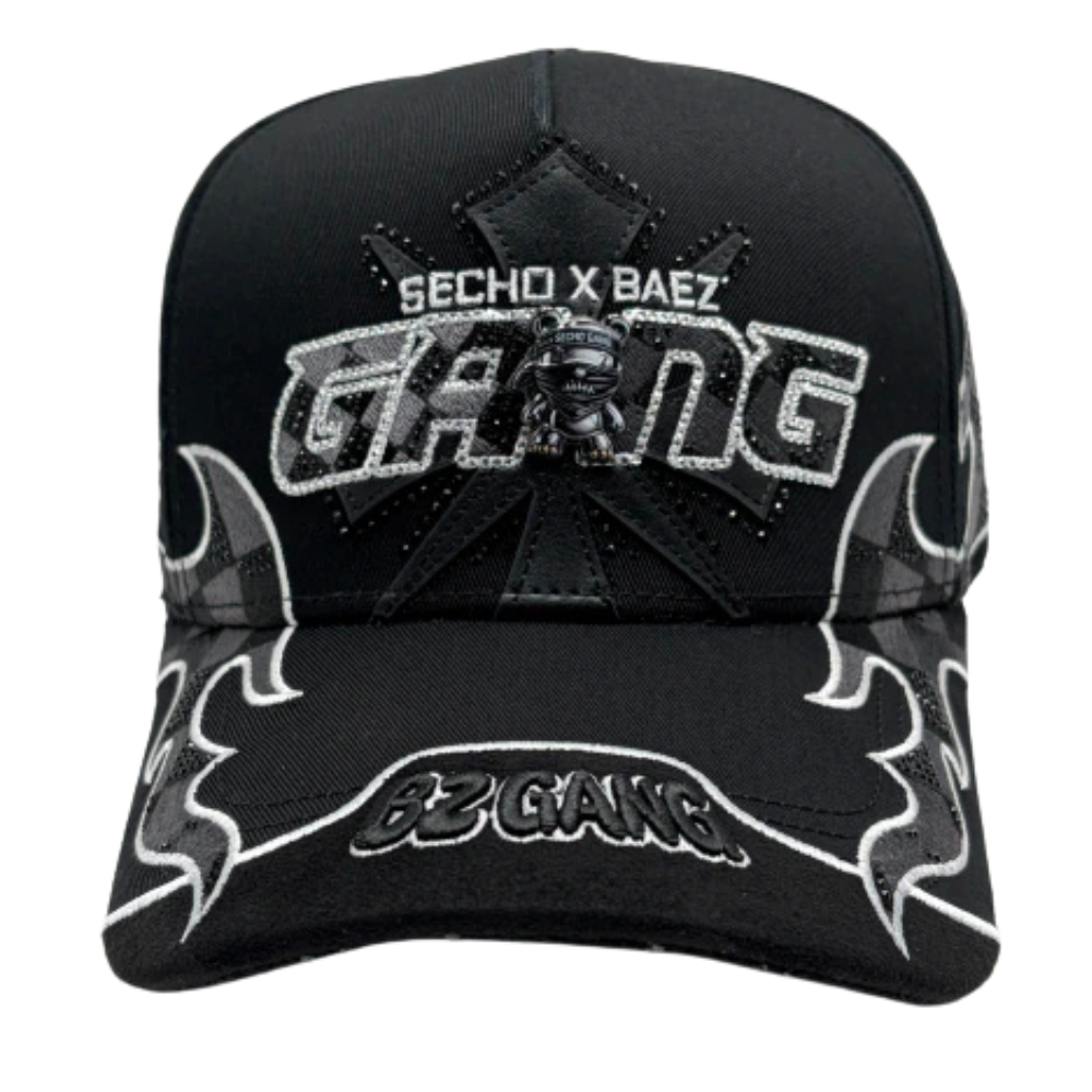 Gorra Baez x Secho Gang — Snapback negra con pedrería y flamas bordadas