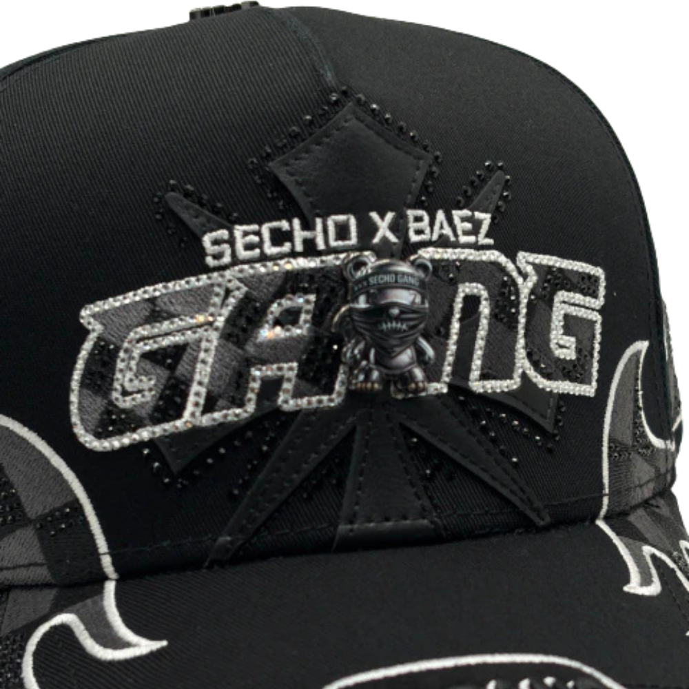 Gorra Baez x Secho Gang — Snapback negra con pedrería y flamas bordadas