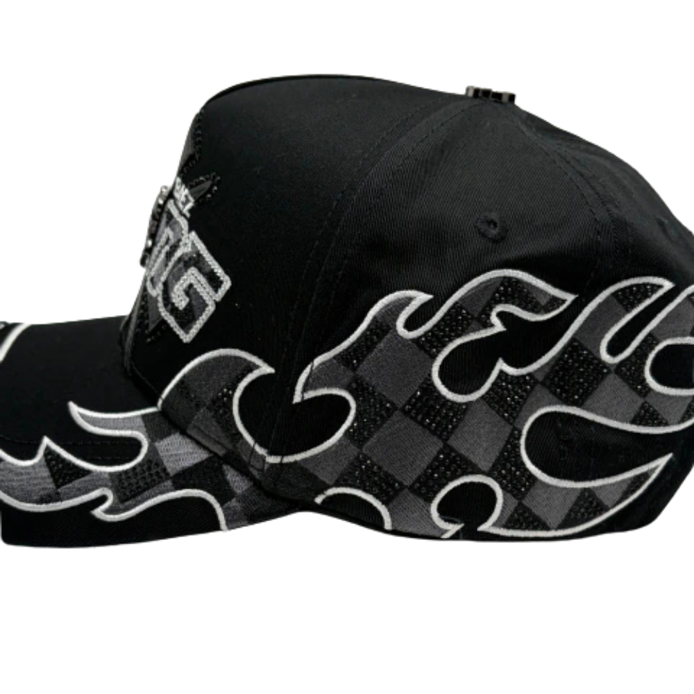 Gorra Baez x Secho Gang — Snapback negra con pedrería y flamas bordadas