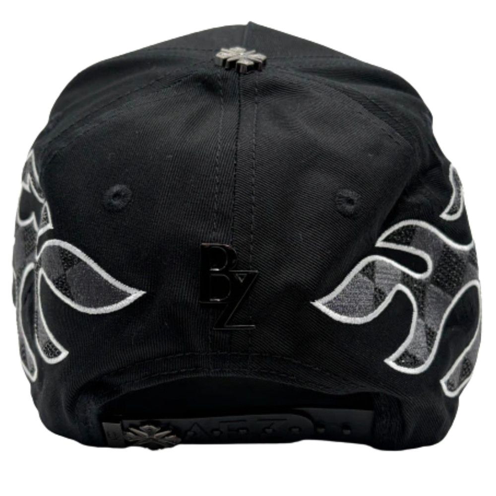 Gorra Baez x Secho Gang — Snapback negra con pedrería y flamas bordadas