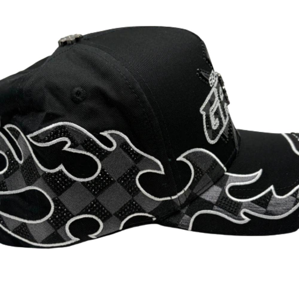 Gorra Baez x Secho Gang — Snapback negra con pedrería y flamas bordadas