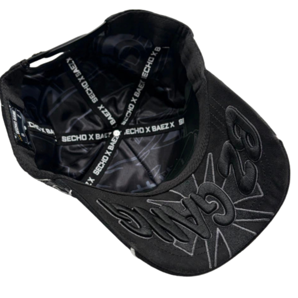 Gorra Baez x Secho Gang — Snapback negra con pedrería y flamas bordadas
