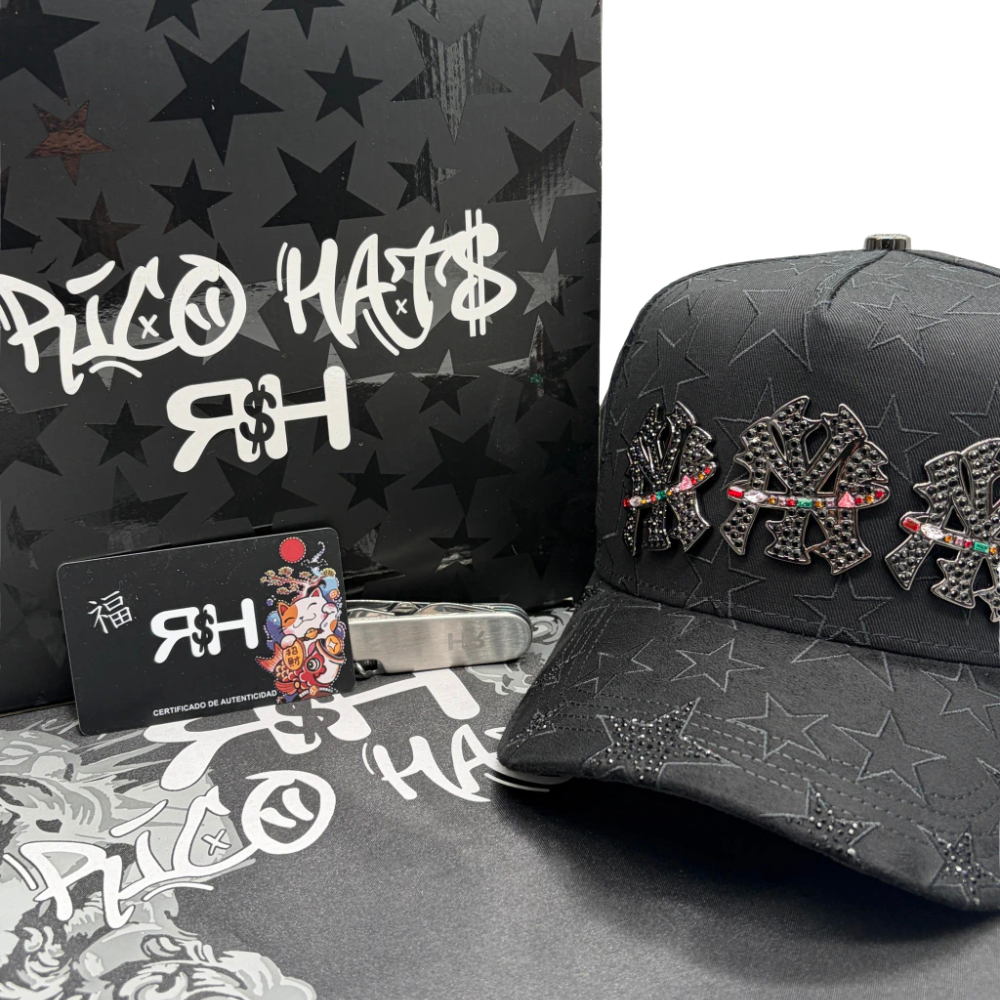 Gorra Rico Hats New York Drop 2026 — Snapback negra con pedrería y letra gótica