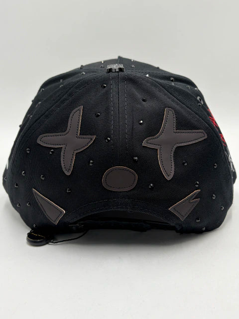 Gorra Bigg Boss Rico o Muerto Black — Snapback negra con pedrería roja