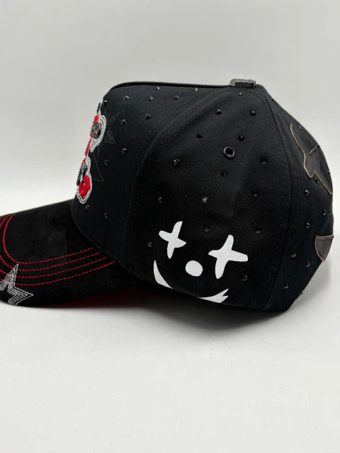 Gorra Bigg Boss Rico o Muerto Black — Snapback negra con pedrería roja